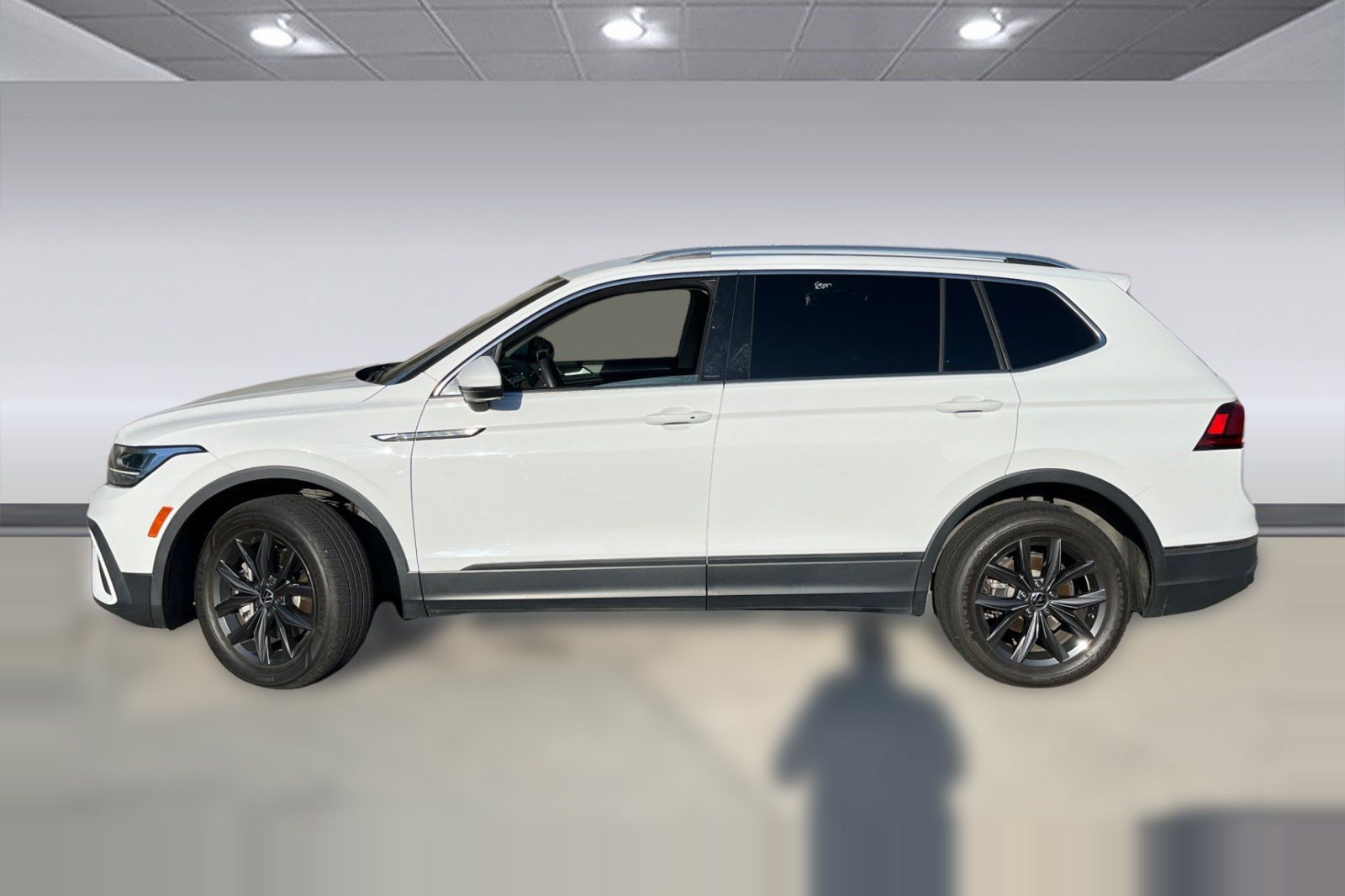 Used 2024 Volkswagen Tiguan SE FWD image 2