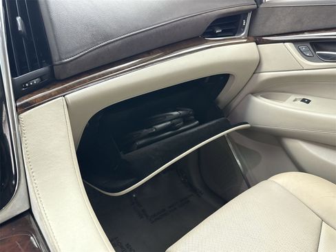 Used 2015 Cadillac Escalade Premium image 32