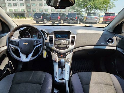 Used 2014 Chevrolet Cruze LT FWD image 2