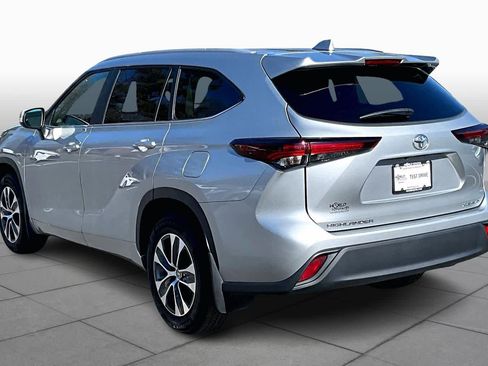 Certified 2024 Toyota Highlander XLE image 11