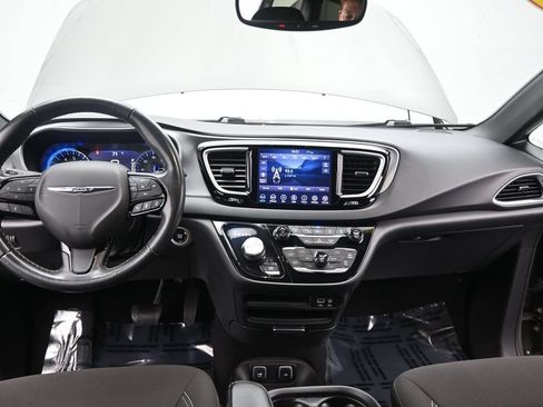 Used 2020 Chrysler Pacifica Touring w/ Advanced Safetytec Group FWD image 30