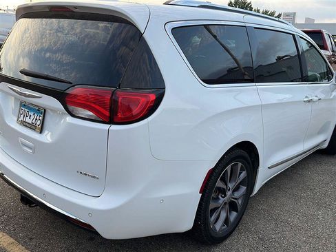 Used 2018 Chrysler Pacifica Limited w/ Tire & Wheel Group FWD image 15