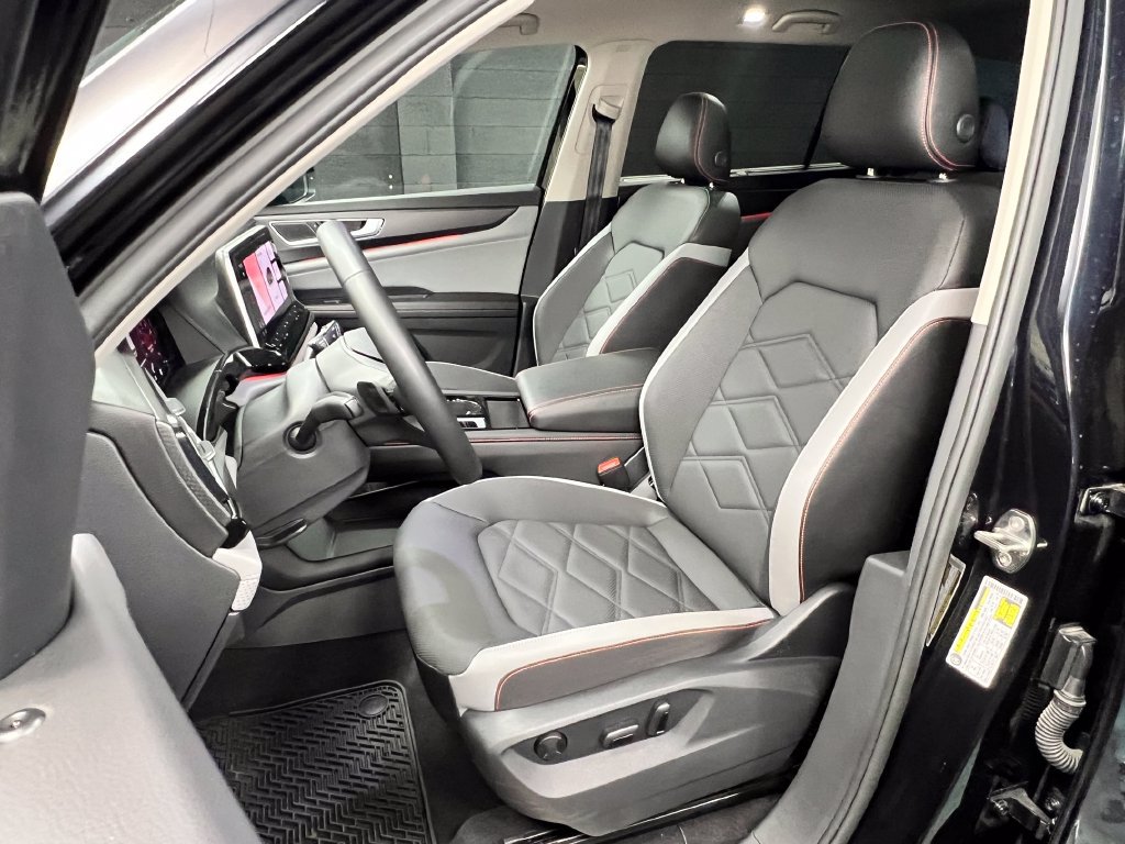 Used 2025 Volkswagen Atlas Peak Edition SE AWD/4WD image 7