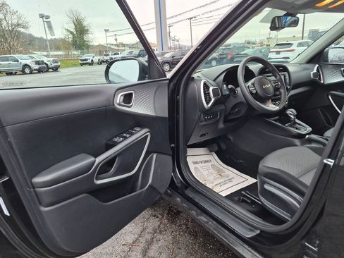 Used 2025 Kia Soul LX w/ LX Technology Package FWD image 10