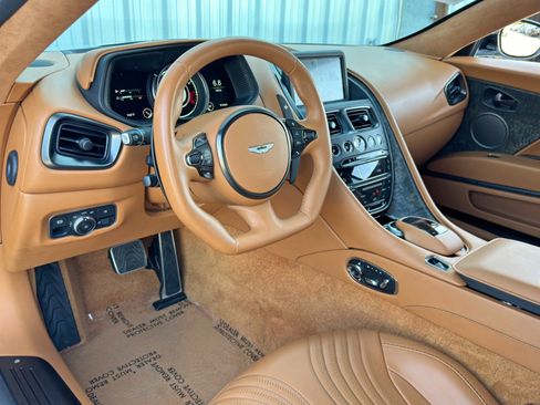 Used 2022 Aston Martin DB11 Coupe image 16