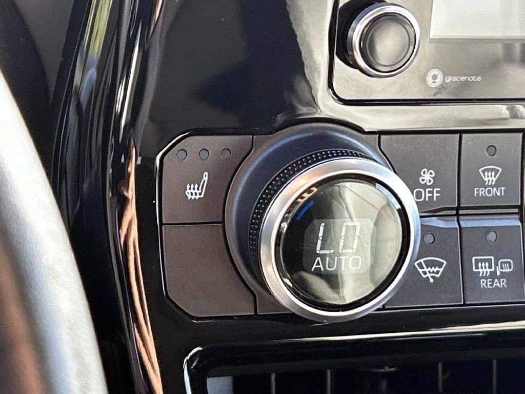 Used 2022 Toyota Highlander XLE AWD/4WD image 30