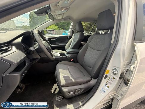 Used 2020 Toyota RAV4 XLE AWD/4WD image 18