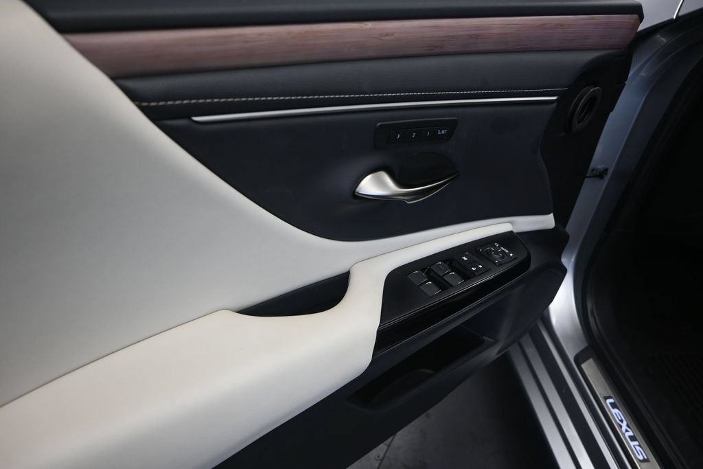 Used 2025 Lexus ES 350 w/ Premium Package FWD image 11