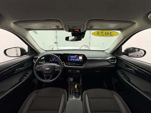 Used 2025 Chevrolet TrailBlazer LT FWD image 3