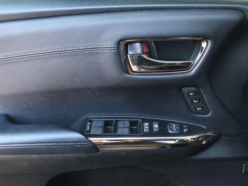 Used 2017 Toyota Avalon Limited image 12