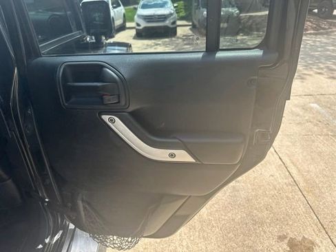 Used 2017 Jeep Wrangler Unlimited Sahara w/ Connectivity Group AWD/4WD image 19