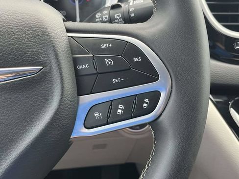 Used 2024 Chrysler Pacifica Touring-L FWD image 27