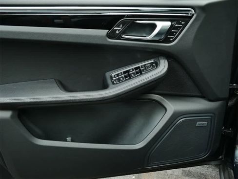 Used 2025 Porsche Macan image 11