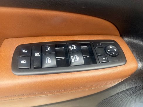 Used 2013 Jeep Grand Cherokee Overland AWD/4WD image 24