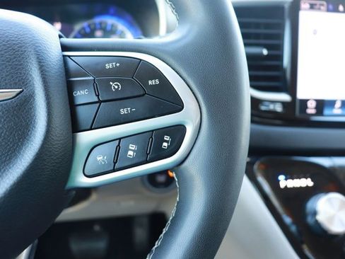 Used 2023 Chrysler Pacifica Touring-L FWD image 21
