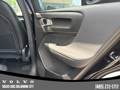 Used 2025 Volvo XC40 B5 Plus image 19