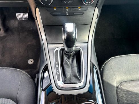 Used 2017 Ford Edge SE image 18