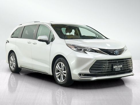 Used 2023 Toyota Sienna Platinum AWD/4WD image 7