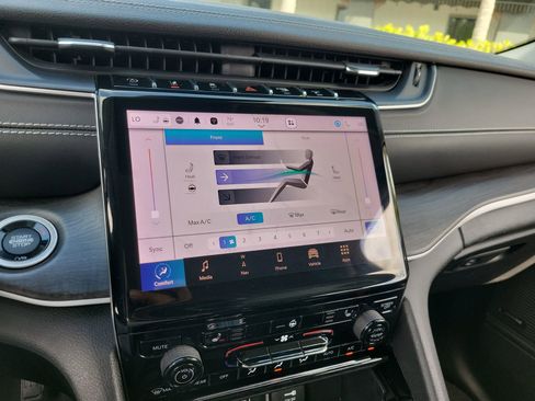 Used 2023 Jeep Grand Cherokee L Limited w/ Black Appearance Package image 23