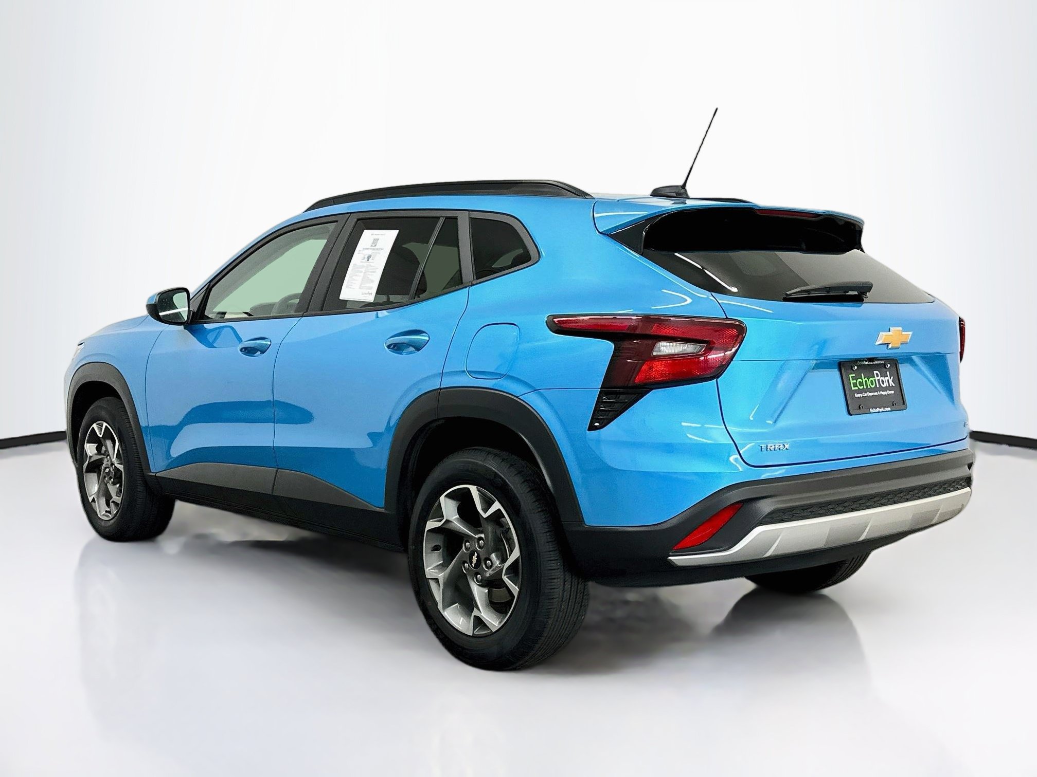 Used 2025 Chevrolet Trax LT FWD image 5