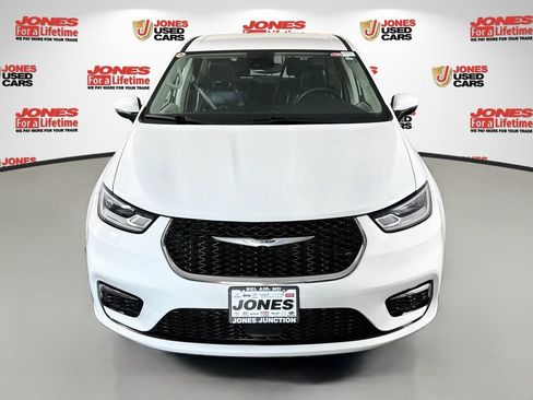 Used 2023 Chrysler Pacifica Touring-L FWD image 11