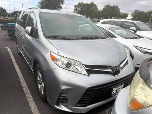 Used 2020 Toyota Sienna LE FWD image 1