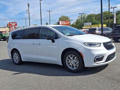 New 2026 Chrysler Pacifica Select
