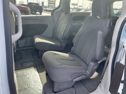 Used 2018 Chrysler Pacifica Touring Plus image 24