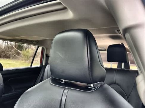 Used 2021 Toyota Highlander XLE image 25