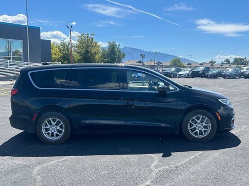 Used 2024 Chrysler Pacifica Touring-L FWD image 2