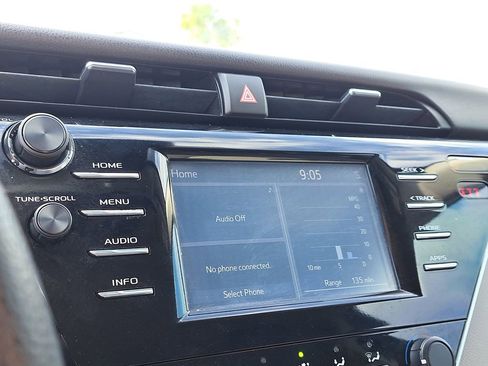 Used 2018 Toyota Camry LE image 20