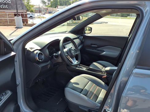 Used 2024 Nissan Kicks SR w/ SR Premium Package FWD image 19