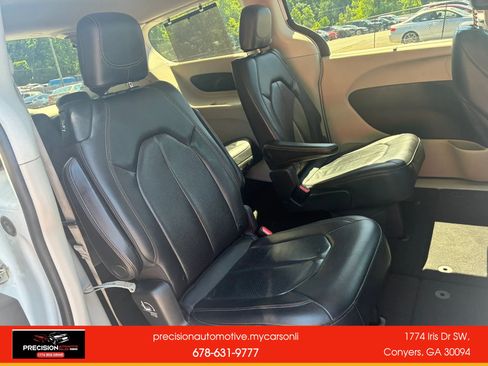 Used 2020 Chrysler Pacifica Touring-L FWD image 31