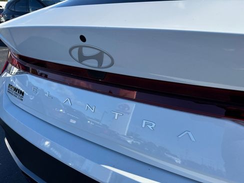 New 2025 Hyundai Elantra SE image 17