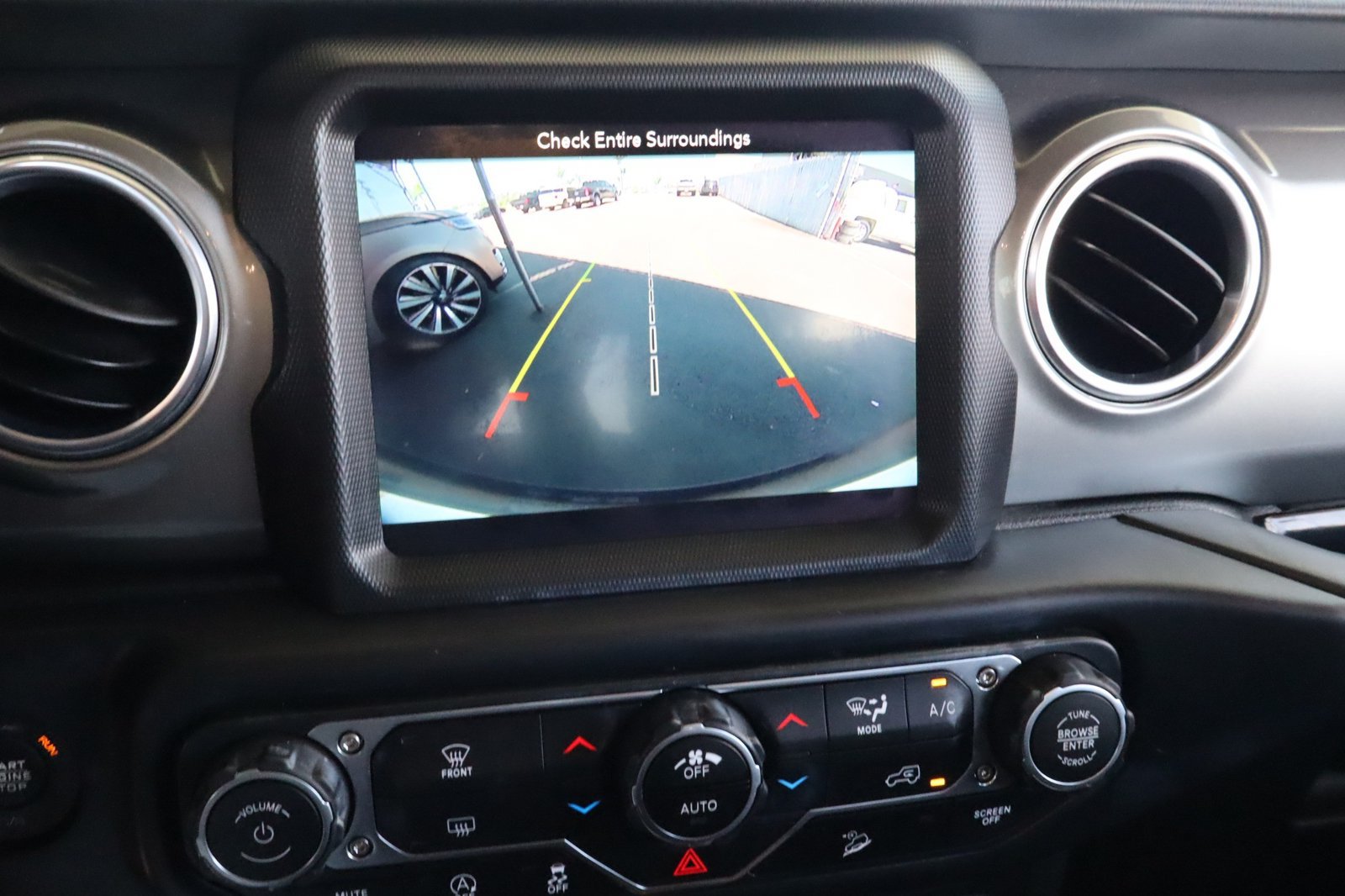 Used 2019 Jeep Wrangler Unlimited Sahara w/ Uconnect 4C Nav & Sound Group AWD/4WD image 27