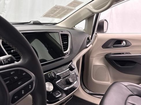 Used 2023 Chrysler Pacifica Touring-L FWD image 22