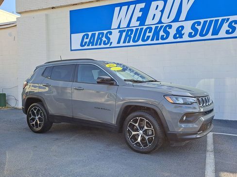 Used 2024 Jeep Compass Latitude AWD/4WD image 1