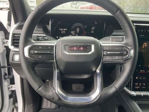 Used 2025 GMC Acadia Elevation image 21