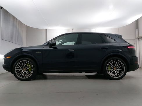 Certified 2023 Porsche Cayenne image 2