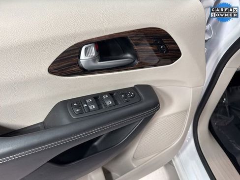 Used 2024 Chrysler Pacifica Limited FWD image 11