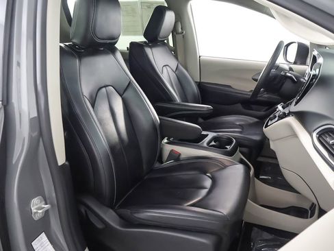 Used 2023 Chrysler Pacifica Touring-L FWD image 29