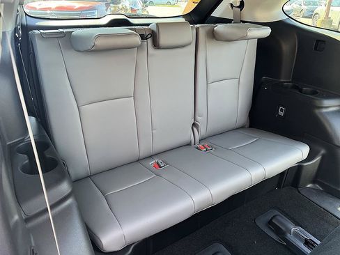 Used 2024 Toyota Highlander XLE FWD image 29