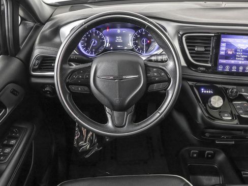 Used 2018 Chrysler Pacifica Limited w/ S Appearance Package image 42