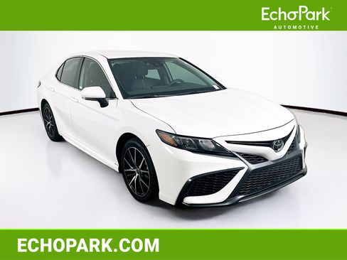 Used 2023 Toyota Camry SE FWD image 1