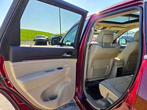 Used 2019 Jeep Grand Cherokee Overland AWD/4WD image 30
