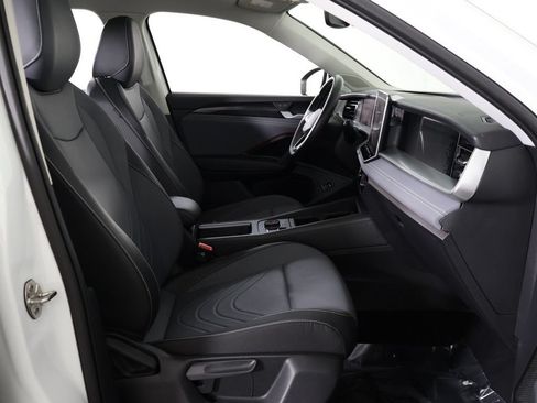 Used 2025 Volkswagen Tiguan SE AWD/4WD image 31