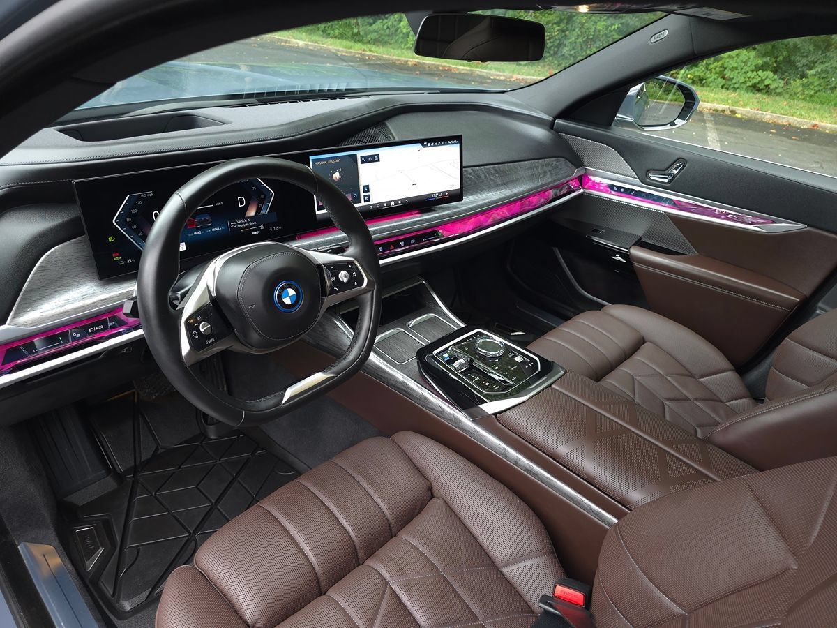 Used 2024 BMW i7 xDrive60 AWD/4WD image 2