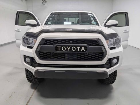 Used 2022 Toyota Tacoma TRD Off-Road image 16