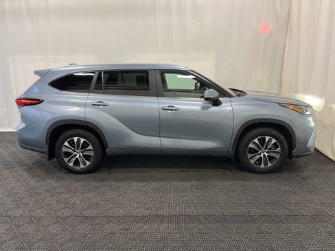 Used 2024 Toyota Highlander XLE image 2