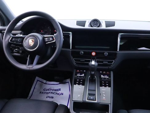Certified 2025 Porsche Macan AWD/4WD image 17